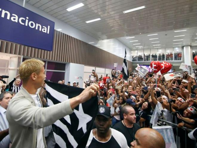 Torcedores do Botafogo lotam saguão do Aeroporto Internacional do Rio