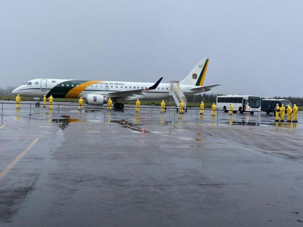 Avião trazendo brasileiros pousa em Anápolis depois de jornada de quatro dias às China, para resgate de brasileiros 