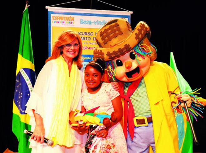 Dulce Auriemo, Adrielle Eduany e a mascote do Espantaxim