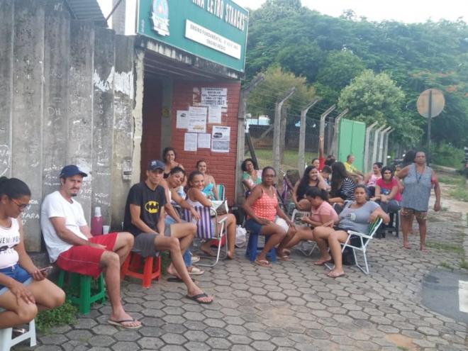 Grupo está na porta da escola Ana Letro