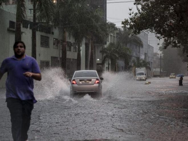 O rodízio municipal de veículos está suspenso para carros e caminhões, o dia todo