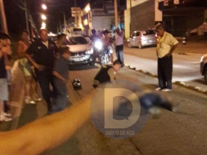 O motociclista caído aguarda a chegada do resgate do Corpo de Bombeiros