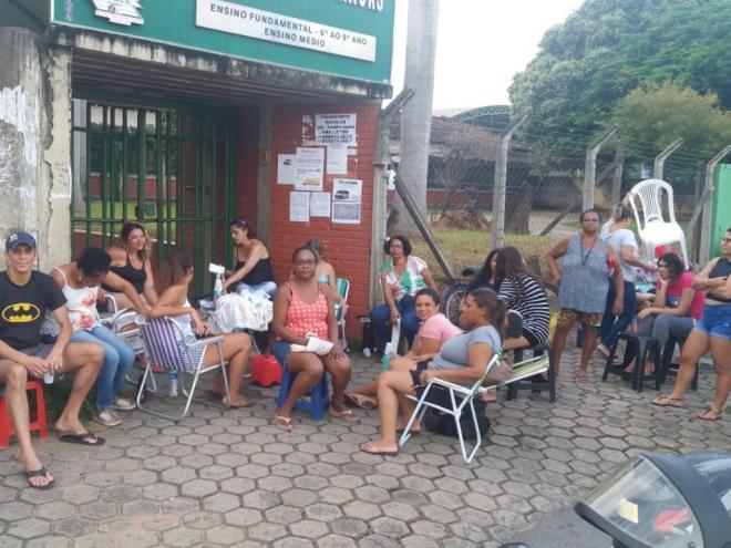 O fim de semana foi de acampamento na porta da escola Ana Letro, cena que se repetiu em outros locais