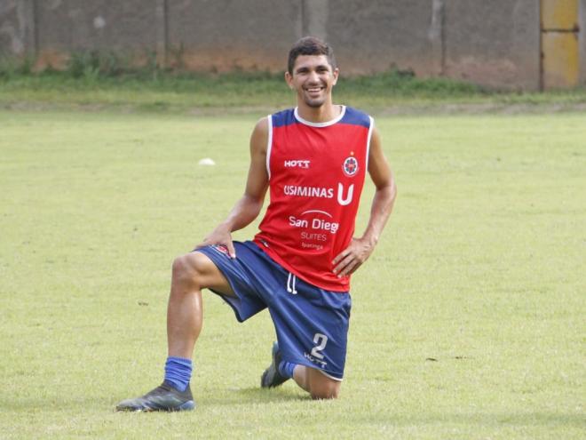 O volante Caetano foi um dos destaques do jogo em Uberlândia, atuando boa parte como zagueiro