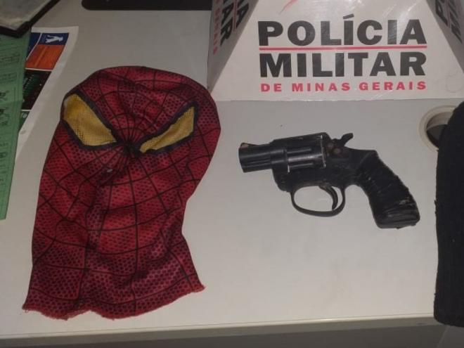 Dentro do carro foram abandonadas máscara e réplica de arma usada em assalto 