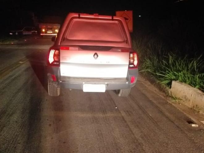 Caminhonete foi abandonada por assaltante, que manteve fuga a pé 
