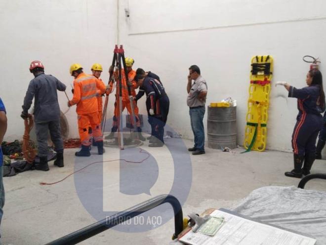 Os militares dos bombeiros se mobilizaram para resgatar a vítima no poço