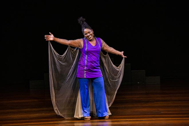A atriz Eunice Profeta mostra toda a sua arte no palco