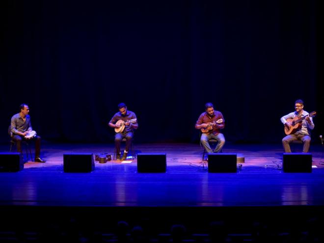 No palco, os artistas mostram o melhor do choro e outros estilos