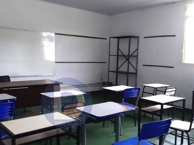 As salas de aula receberam consertos do telhado e do forro, além de uma nova pintura