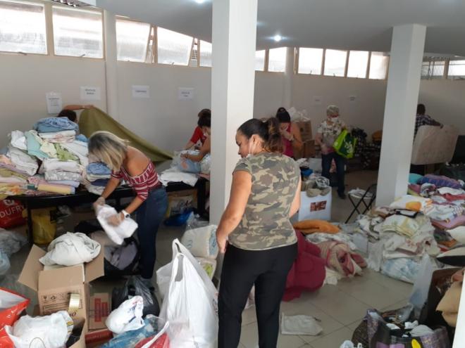 Voluntários fazem a triagem dos donativos entregues ao Servas