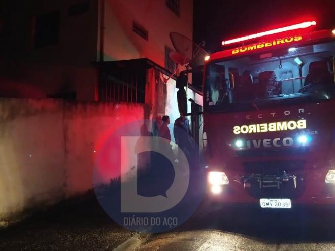 O fogo foi controlado pelo Corpo de Bombeiros e evitou que espalhasse para outros apartamentos