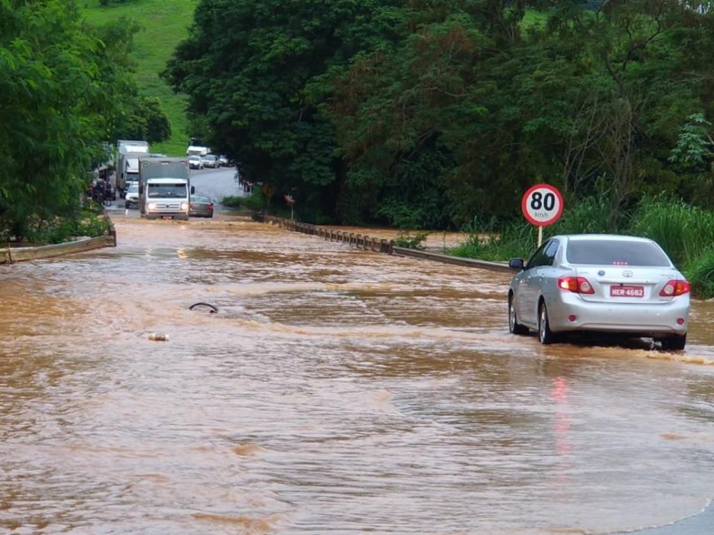 Imagem de quinta-feira à tarde: BR356, km 270, Muriaé