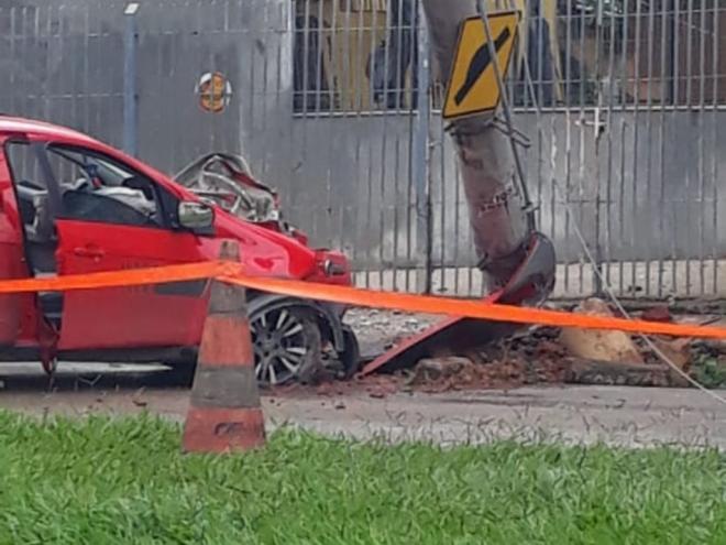 Por causa desse acidente trecho da avenida Londrina ficou com trânsito fechado até o começo da tarde e sem energia elétrica