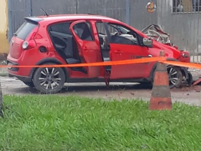 Com o impacto, carro teve danos generalizados e poste partiu-se na base