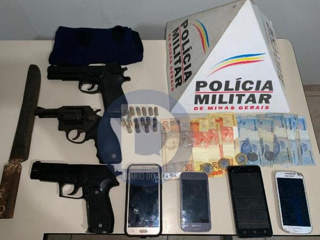 Um revólver e ainda réplicas de arma de fogo apreendidos com três adolescentes e um jovem de Ipatinga
