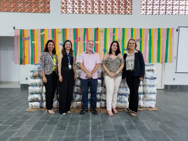 Os donativos foram entregues à prefeita por representantes do Sesc e Sindcomércio 