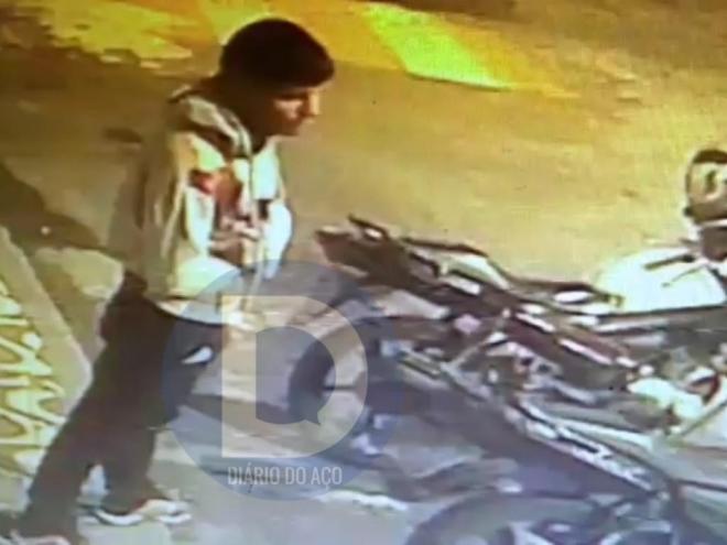 Lucas flagrado por câmeras de segurança ao contratar uma corrida de mototáxi, em Ipatinga