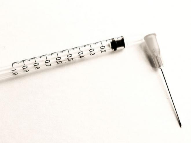 Agulhas de vacinação contaminadas perfuraram a perna de servidora de saúde
