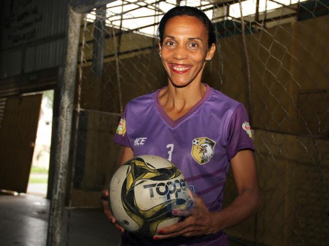 Ana Aparecida tem 55 anos e entra em quadra motivada pelo amor 