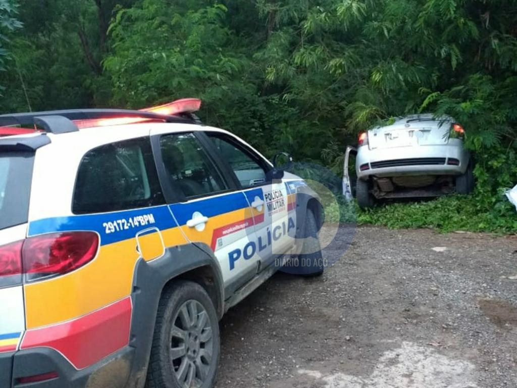 Dupla pede corrida em aplicativo, rouba carro de motorista, mas