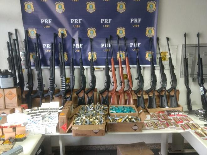 No total, foram apreendidas 54 armas novas na rodovia