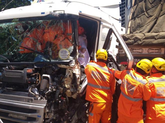 Bombeiros tiveram que arrancar a porta para retirar o motorista do veículo