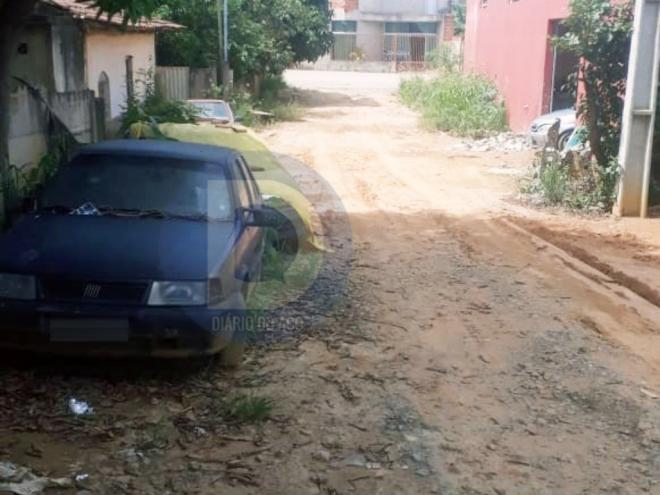   Moradores da rua Raimundo Nonato sofrem com a falta de estrutura no local, que inunda no período chuvoso e tem poeira na seca