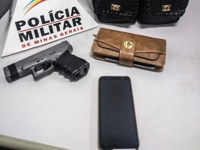 Com o assaltante foram recuperados bens da vítima e recolhido um simulacro de arma