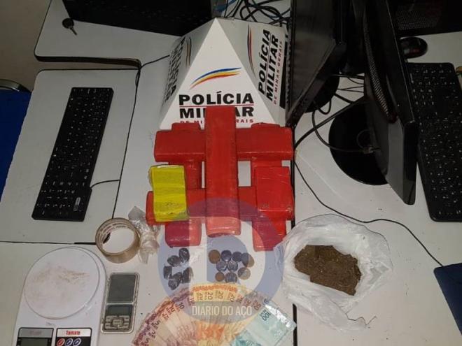 As barras de maconha e ainda duas balanças apreendidas com dinheiro do tráfico