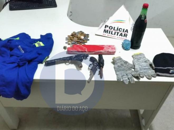Entre os objetos usados no assalto, apreendida uma barra de maconha