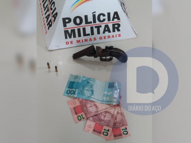 A arma usada no assalto e uma parte do dinheiro roubado de uma das vítimas do assalto