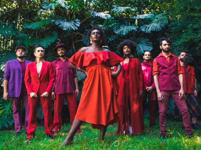 Liniker (ao centro) e os Caramelows: caminhos diferentes