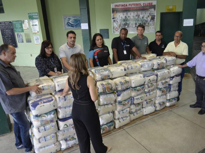  Sindcomércio fez a entrega de 300 colchões, 300 cestas básicas e 4.400 itens de higiene pessoal a quatro prefeituras da região 