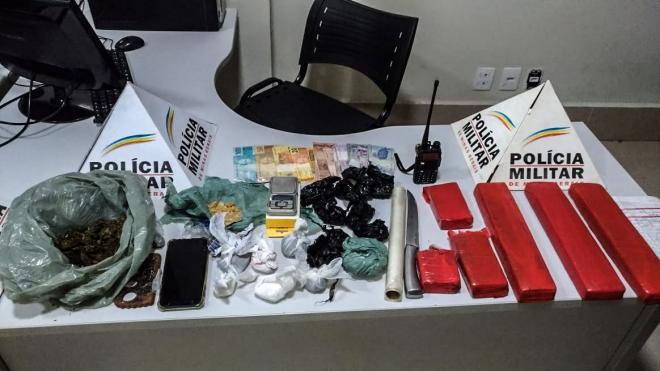 Barras de maconha, porções de outras drogas e objetos recolhidos na quadra no complexo do Nescau