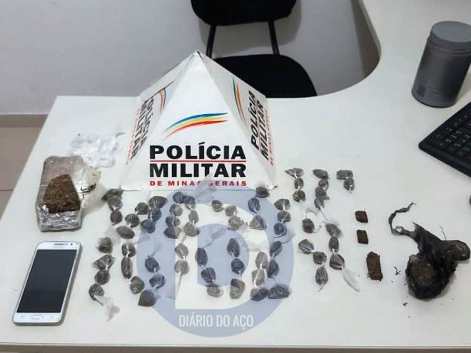 As porções de maconha apreendidas pelos policiais militares na casa do jovem suspeito