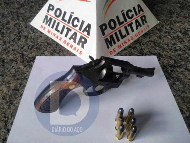 O revólver de calibre 38 estava com a numeração raspada e municiado com seis cartuchos