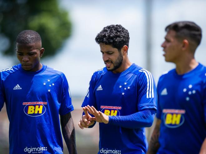 Zagueiro Léo está entre os titulares da partida desta quinta-feira