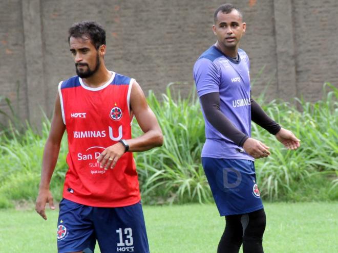 O meia Tchô e o goleiro Paulo Vitor fazem últimos trabalhos antes do jogo desta quinta-feira