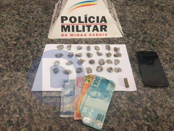 Porções de maconha, celular, dinheiro e um cartucho vazio de arma de fogo foram apreendidos no local do crime