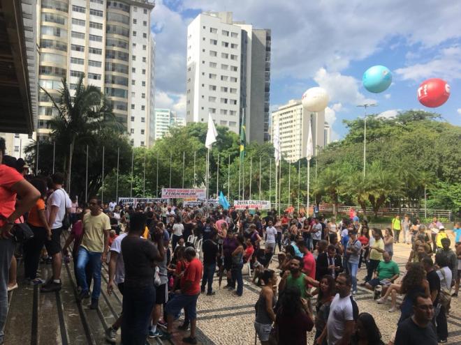 Professores e funcionários da rede estadual estão em greve desde o dia 11 deste mês