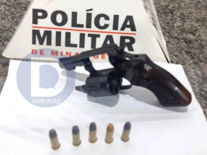 O revólver apreendido com o menor infrator estava carregado com cinco cartuchos