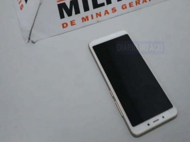 Vítima reconheceu o aparelho que foi encontrado com o ladrão: 