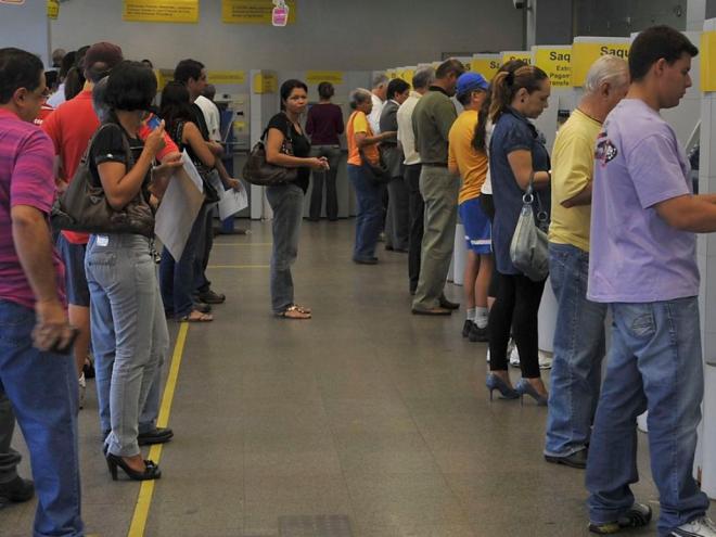 As contas de consumo (água, energia, telefone etc.) e carnês com vencimento em 24 ou 25 de fevereiro poderão ser pagos, sem acréscimo, na quarta-feira (26)