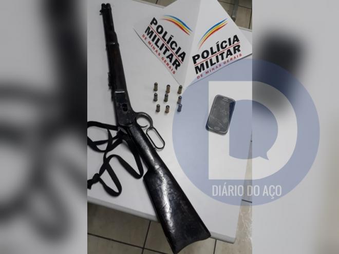 A carabina apreendida estava municiada com nove cartuchos 