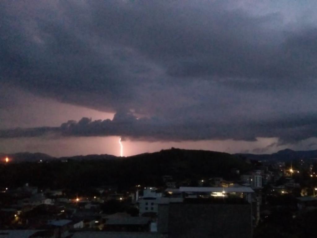 Descarga atmosférica agora (18h50) na serra de Timóteo 
