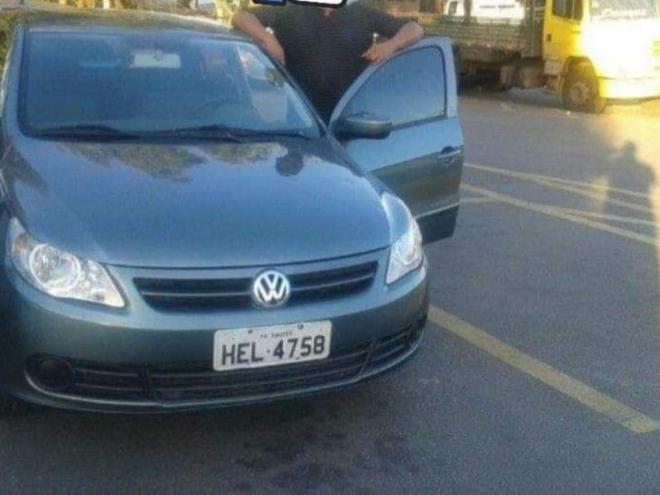 Dois bandidos, um deles armado com um revólver, renderam motorista e levaram o carro que ele usava para transporte de passageiros 