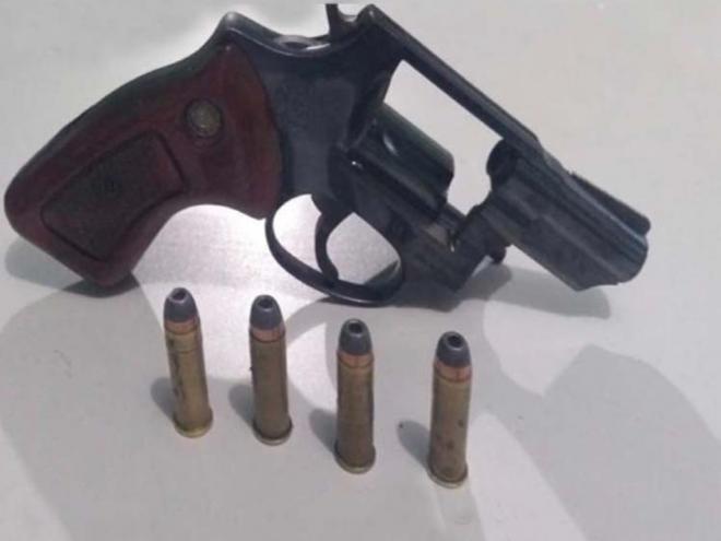 Nenhum dos dois detidos quis assumir a responsabilidade pela arma apreendida 