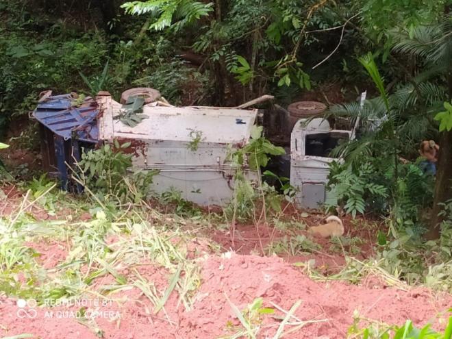 Coletores pularam antes de caminhão despencar em ribanceira; o motorista estava lá aguardando socorro 