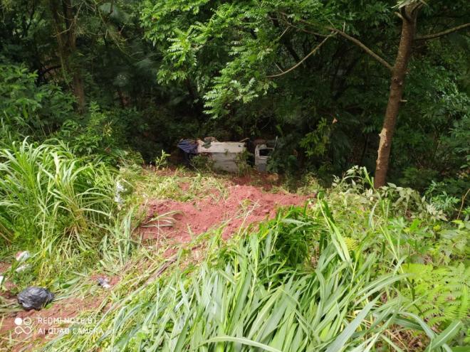 Caminhão 'deitou' no fundo de um barranco depois de ficar descontrolado 